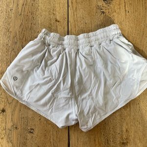 Lululemon Hotty hot 2.5 short, white size 4